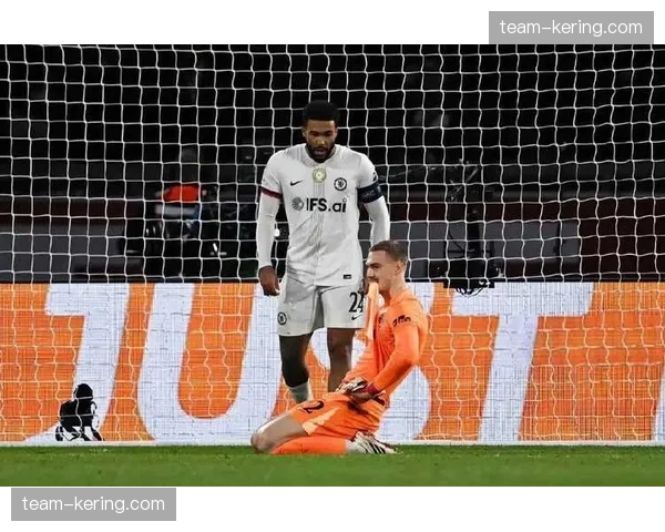 切尔西由攻转守节奏缓慢 边路球员回防不及时导致防线受压