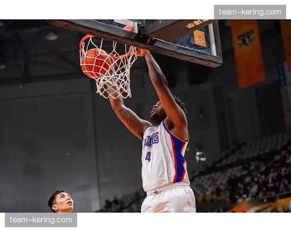 青岛崂山啤酒篮板球保护出色 场均篮板数联盟前三